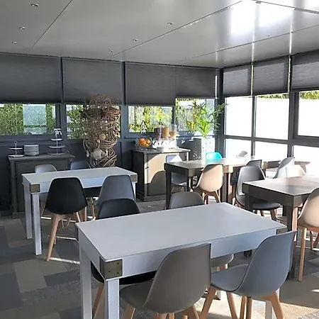 Kyriad Direct La Rochelle 2* エオレ